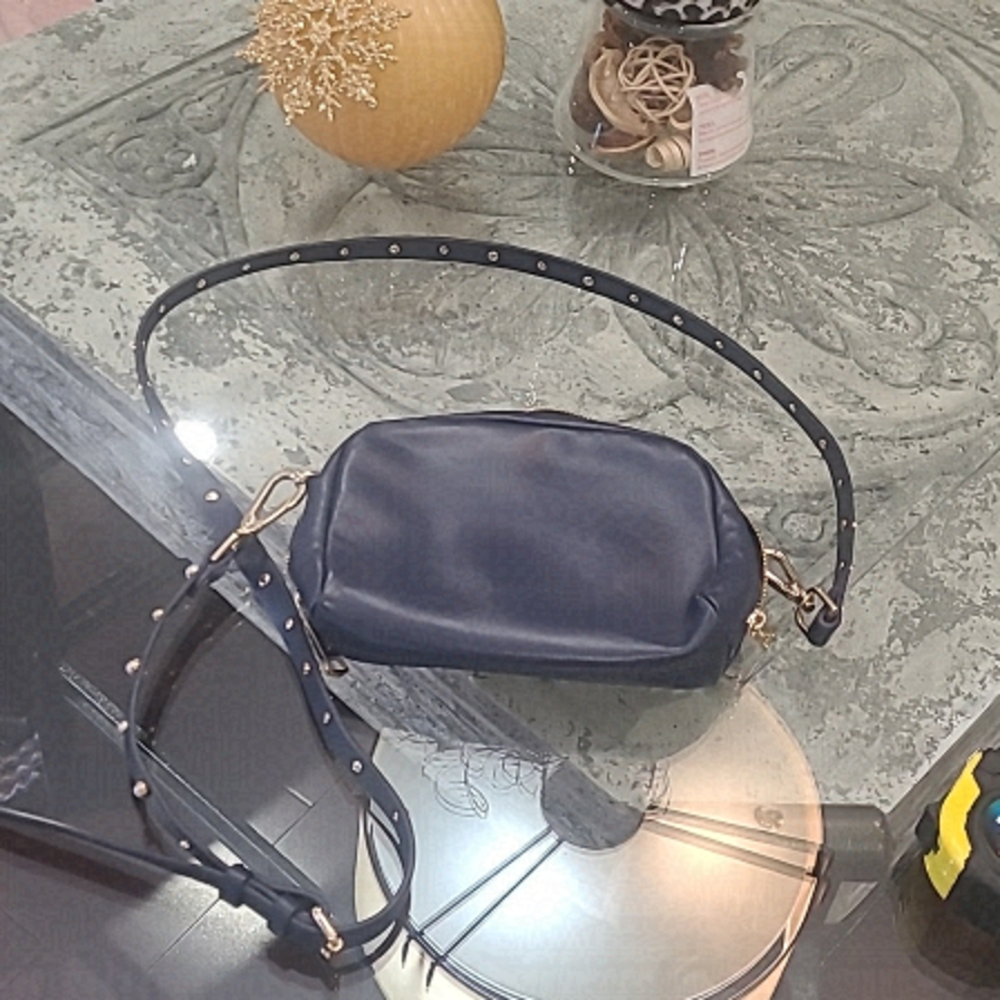 ISAAC MIZRAHI LEATHER CROSSBODY BAG LIKE NEW